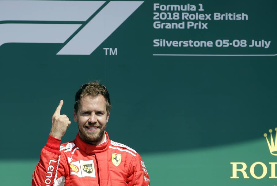 Vettel allunga nel mondiale: +8 su Hamilton. Ap
